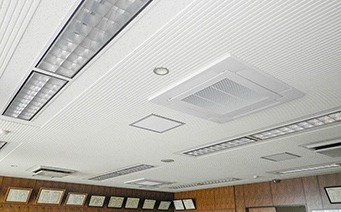 ②滝沢市役所議場